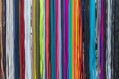 Birçok Yeni Renkli Ayakkabı İplikleri Asılı