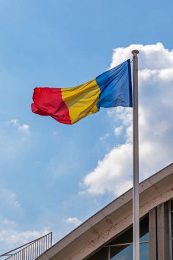 Romanya Ulusal Bayrağı Kutup Mavi Gökte