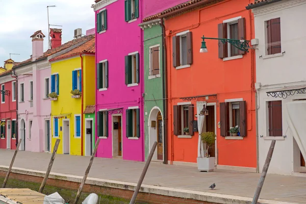Πολύχρωμα Σπίτια Στο Νησί Burano Στην Ιταλία — Φωτογραφία Αρχείου
