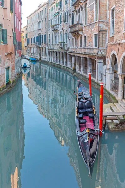 Aangemeerd Gondel Bij Calm Canal Venetië Italië — Stockfoto