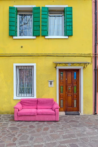 Sofá Rosa Frente Casa Amarilla Burano Island Italia — Foto de Stock
