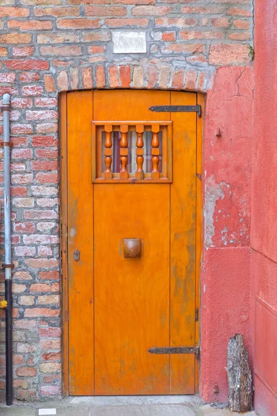 Burano Veniceの家の木製ドアイタリア — ストック写真