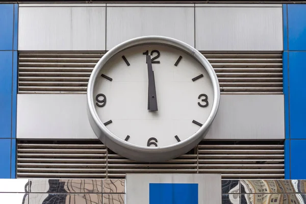 Большие Круглые Аналоговые Часы Здании Гонконге — стоковое фото
