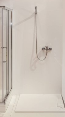 Minimal Banyo 'da Temiz Beyaz Açık Duş