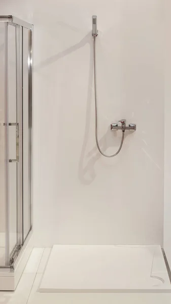 ミニマルスタイルのバスルームできれいな白いオープンシャワー — ストック写真