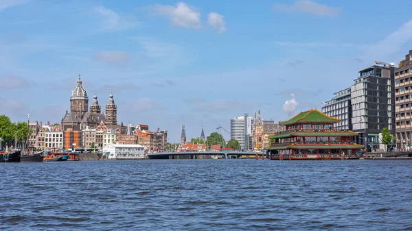 阳光明媚的城市景观阿姆斯特丹荷兰水渠景观 — 图库照片