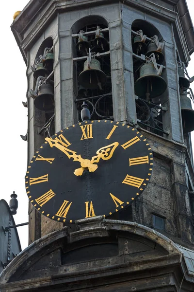 Svart Urtavla Klocka Med Gyllene Nålar Vid Kyrkan Spire Amsterdam — Stockfoto