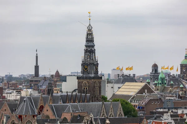 Igreja Telhados Cityscape Amsterdam Holanda Dia Nublado — Fotografia de Stock