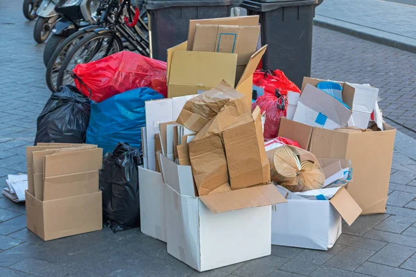 Kartons Und Müllsäcke Müll Auf Der Straße — Stockfoto