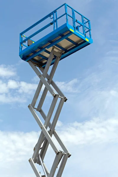 Elevado Elevador Tesoura Plataforma Trabalho Céu Azul — Fotografia de Stock