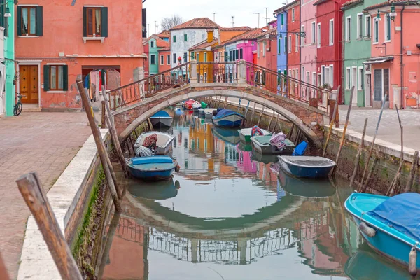 イタリアのブラーノ島の運河にかかるアーチ橋 — ストック写真