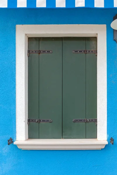 Closed Window Blinds Blue House Burano Ιταλία — Φωτογραφία Αρχείου