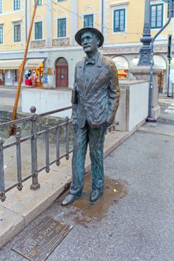 Trieste, İtalya - 13 Ocak 2017: Trieste, İtalya 'daki Köprü' de James Joyce 'un Bronz Heykeli.
