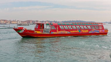 Venedik, İtalya - 9 Ocak 2017: Venezuela, İtalya 'da Turistler için Uzun Kırmızı Tekne Gezisi.