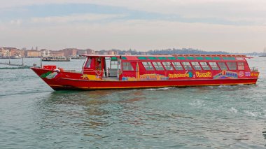 Venedik, İtalya - 9 Ocak 2017: Venezuela, İtalya 'da Turistler için Uzun Kırmızı Tekne Gezisi.