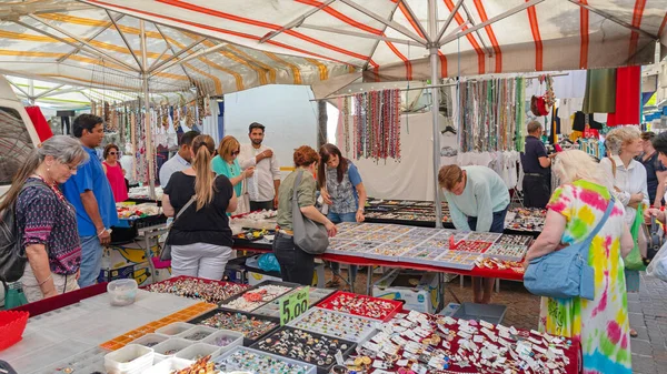 Como Italy June 2019 People Shopping Jewellery Market Stall Saturday — Stock Photo, Image