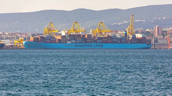 意大利的里雅斯特 2019年6月17日 在意大利的里雅斯特港装载集装箱船Maersk Line — 图库照片