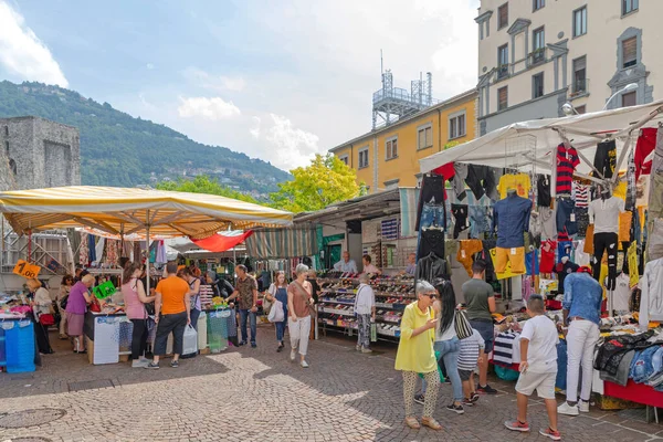意大利科莫 2019年6月15日 人们星期六在意大利科莫的露天街市购物 — 图库照片