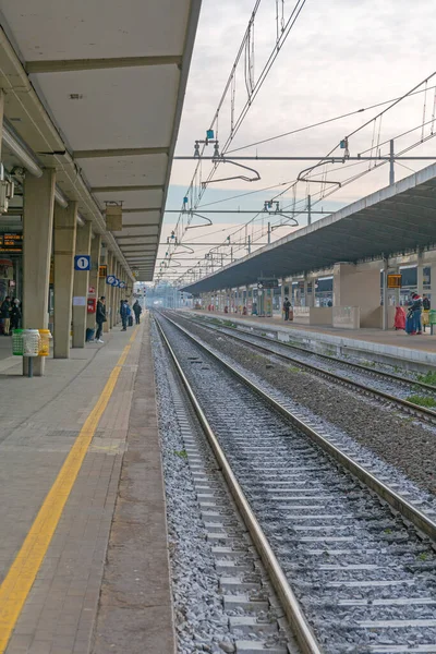 Mestre Italy 2017年1月9日 列車のない空のトラックとイタリアのMestreのStation Platformで少数の人々 — ストック写真