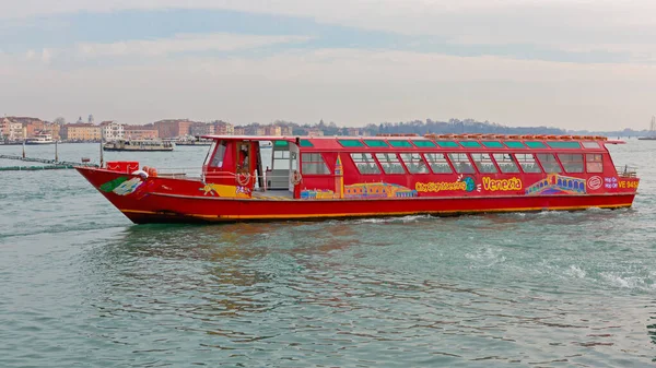 Венеція Італія Січня 2017 Довгий Червоний Човен Туристів — стокове фото