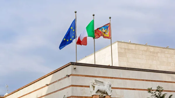 Venedig Italien Januari 2017 City Lion Italien Och Flaggor Tillsammans — Stockfoto