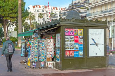 Cannes, Fransa - 1 Şubat 2016: Fransa 'nın Cannes kentindeki Promenade de la Croisette' de gazete büfesi.