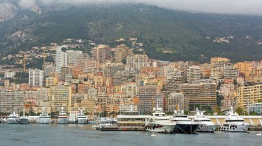 Monako - 2 Şubat 2016: Monako 'da Herkül Limanı Kış Gününde Lüks Yatlar.