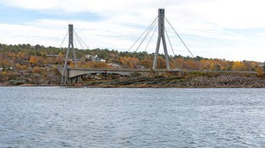 Hvaler, Norveç - 27 Ekim 2016: Hvalerporten Asma Yol Köprüsü Hvaler Adası, Norveç.
