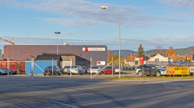 Drammen, Norveç - 30 Ekim 2016: Tesla Motor Şirketi Elektrikli Taşıt Servisi Drammen, Norveç.