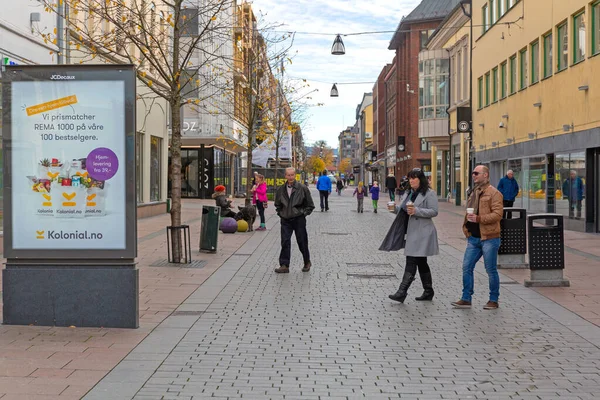 Drammen, Norveç - 30 Ekim 2016: Norveç 'in Drammen kentindeki Pedestrian Zone Caddesi' nde Yürüyen İnsanlar.