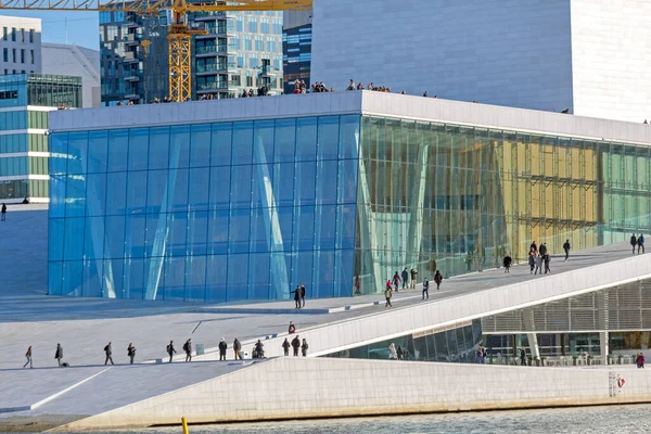 Oslo Norwegia Października 2016 Ludzie Spacerujący Gmachu Modern Opera Building — Zdjęcie stockowe