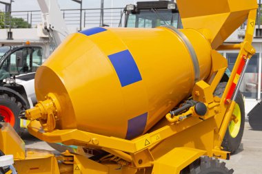 İnşaat alanında Çimento Karıştırıcı Aracı Yükleniyor