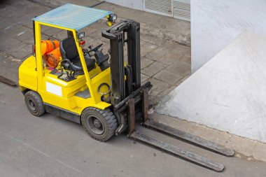 Binanın Önündeki Gaz Gücü Olan Sarı Forklift Aracı