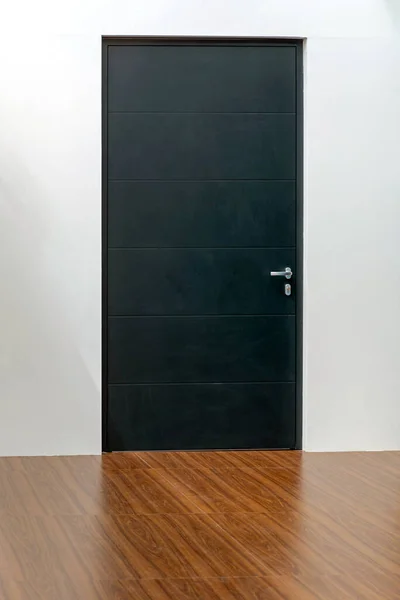 Κλειστή Μαύρη Πόρτα Στο Δωμάτιο Πάτωμα Laminate — Φωτογραφία Αρχείου