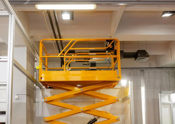 大厦内的高架工作平台剪切机升降机 — 图库照片