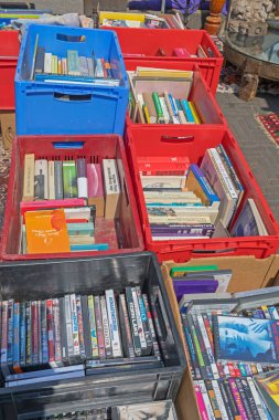 Amsterdam, Hollanda - 16 Mayıs 2018: Amsterdam, Hollanda 'daki Bit Pazarı' nda Dvd Disk Oyunları ve Kitapları.