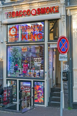 Amsterdam, Hollanda - 15 Mayıs 2018: Amsterdam, Hollanda 'da Tütün ve Tütün Dükkanı Penceresi.
