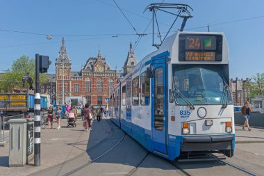 Amsterdam, Hollanda - 14 Mayıs 2018: Amsterdam, Hollanda 'da Toplu Taşımacılık Tramvayı ve Merkez Tren İstasyonu.
