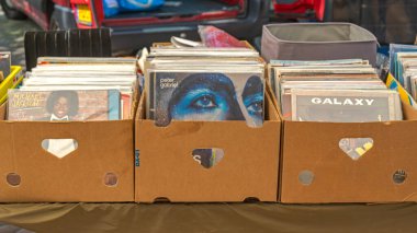 Amsterdam, Hollanda - 16 Mayıs 2018: Amsterdam, Hollanda 'da Bit Pazarında Kullanılmış Vinil Kayıtları Kutuları.