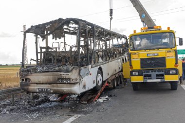 Belgrad, Sırbistan - 03 Haziran 2018: Sırbistan 'ın Belgrad kenti yakınlarındaki Otoyol Kurtarma Yardımı' nda Yanmış Koç Otobüs.