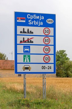 Subotica, Sırbistan - 9 Haziran 2018: Sırbistan 'ın Subotica kentinde Tüm Yolların Hızı Zorunlu Trafik İşareti.