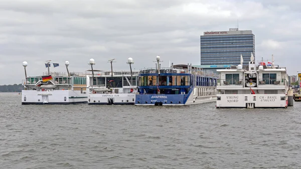 Amsterdam Nederländerna Maj 2018 Fyra Flodkryssningsfartyg Förtöjda Amsterdam Holland — Stockfoto