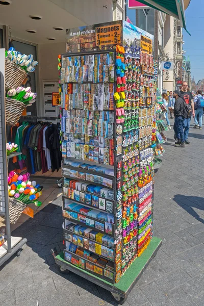 Амстердам Нидерланды Мая 2018 Года Magnets Tote Souvenirs Shop Street — стоковое фото