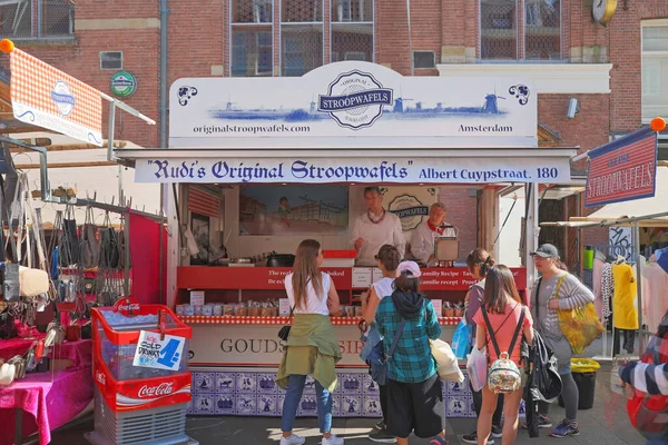 荷兰阿姆斯特丹 2018年5月15日 人们在荷兰阿姆斯特丹街头市场等待著名的中风片 — 图库照片