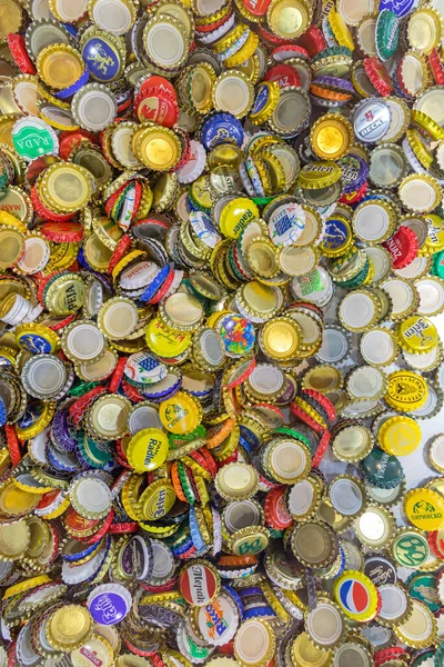 ノヴィ セルビア 2018年5月20日 セルビア ノヴィ サドのカラフルな盛り合わせ中古ビールボトルキャップコレクション — ストック写真
