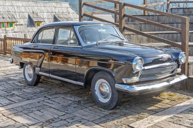 Mokra Gora, Sırbistan - 18 Mart 2017: Sırbistan 'ın Mokra Gora kentindeki Drvengrad' da Emir Kusturica Filminden Volga Arabası.