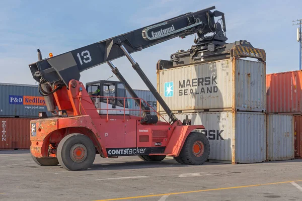Dobanovci Serbia Marzo 2017 Reach Stacker Lifting Cargo Container Dobanovci —  Fotos de Stock