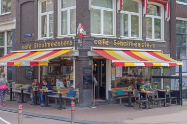 Amsterdam, Hollanda - 16 Mayıs 2018: Amsterdam, Hollanda 'da Sokak Köşesinde Cafe Staalmeesters.