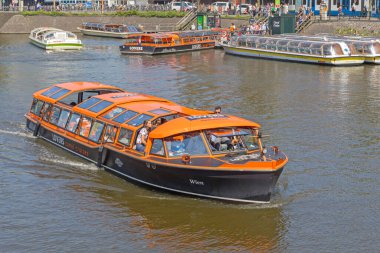 Amsterdam, Hollanda - 14 Mayıs 2018: Amsterdam, Hollanda 'da Aşıklar Kanalı Turuncu Tekneleri.