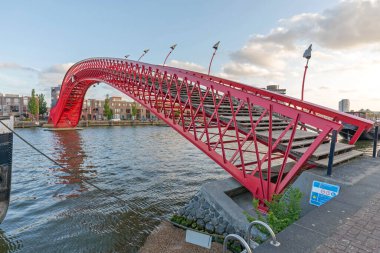 Amsterdam, Hollanda - 17 Mayıs 2018: Doğu Amsterdam, Hollanda 'daki Kanal Üzerinde Kırmızı Köprü Pythonbrug.